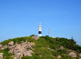 Du lịch Quy Nhơn - Đứng trên ngọn hải đăng du khách được ngắm toàn quanh cảnh biển
